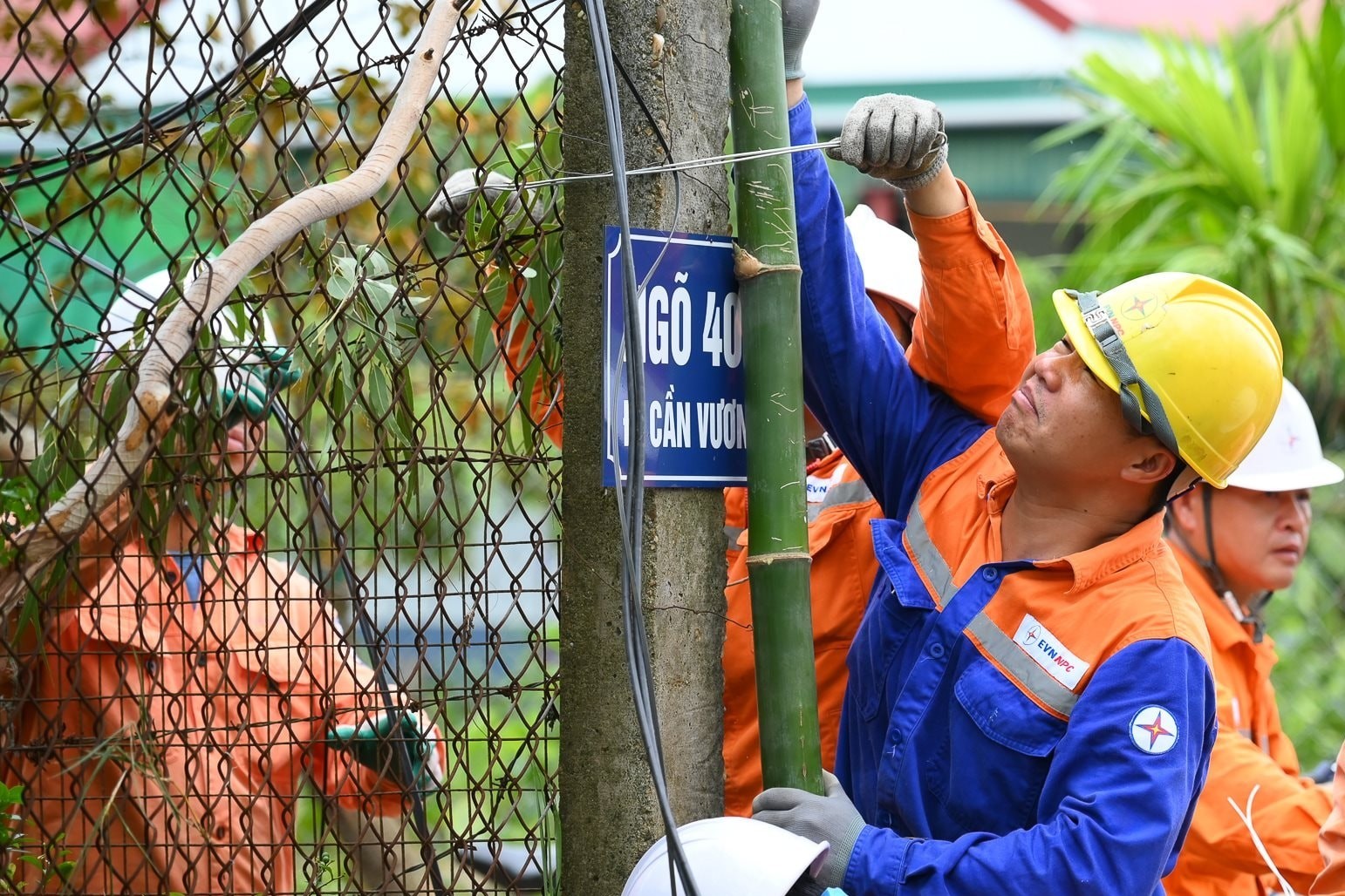 Xúc động hình ảnh công nhân điện lực các tỉnh, thành hỗ trợ Nghệ An khắc phục bão số 5