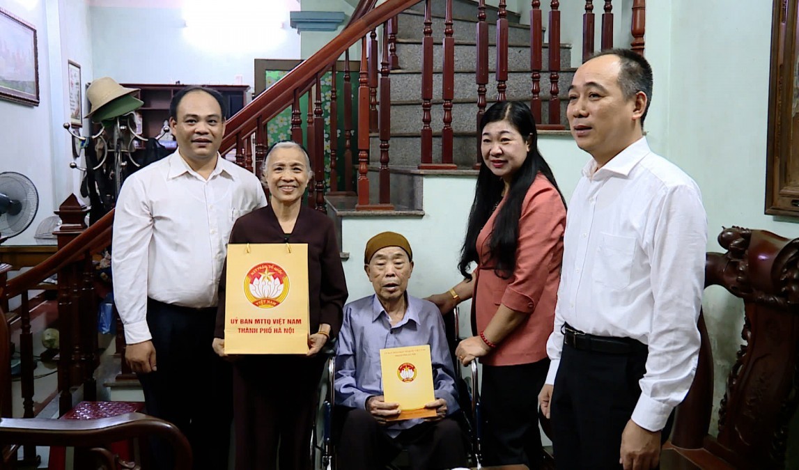 Tặng 1.000 suất quà tới cán bộ, hội viên, đoàn viên tiêu biểu có hoàn cảnh khó khăn