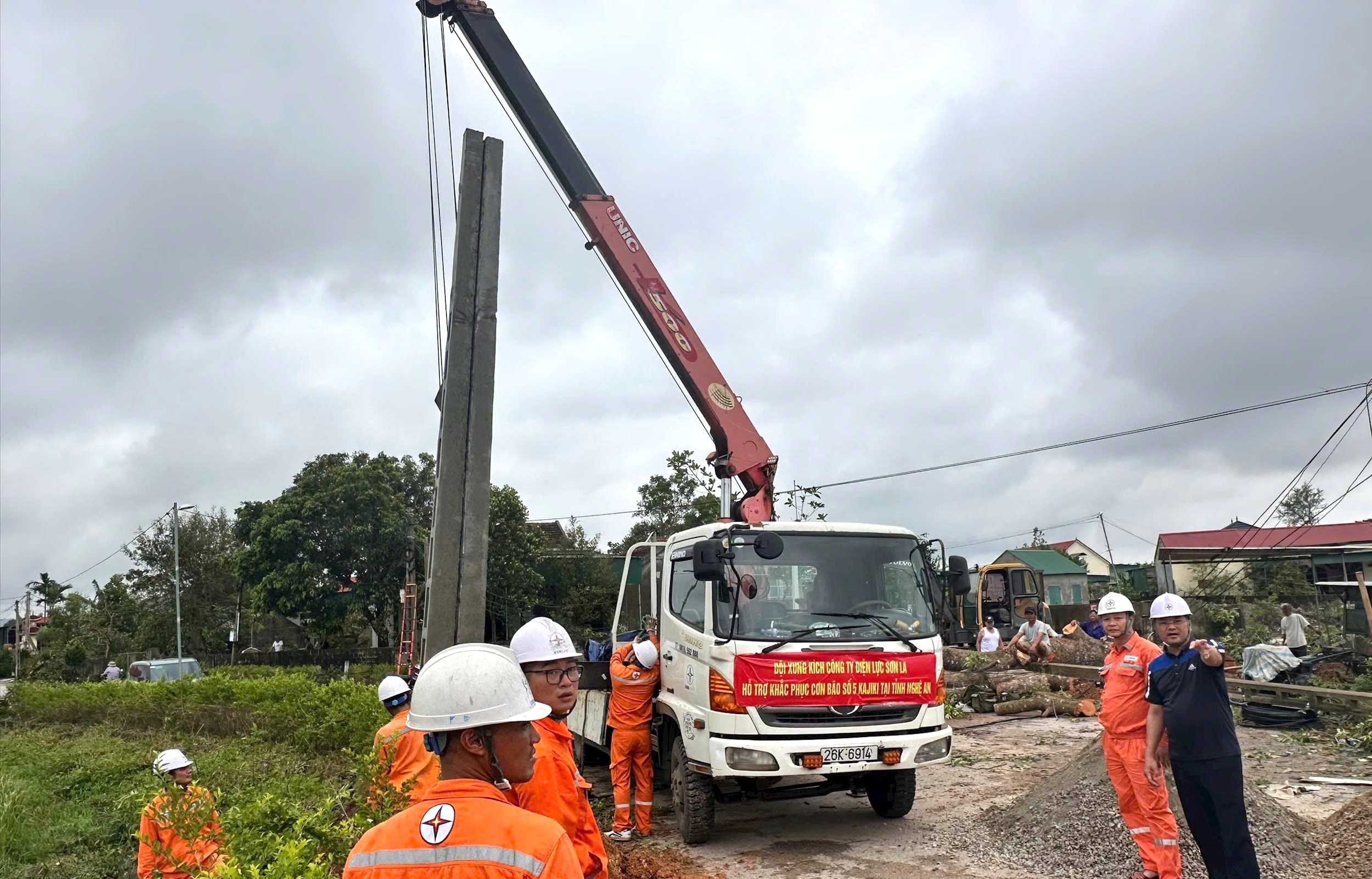 Xúc động hình ảnh công nhân điện lực các tỉnh, thành hỗ trợ Nghệ An khắc phục bão số 5