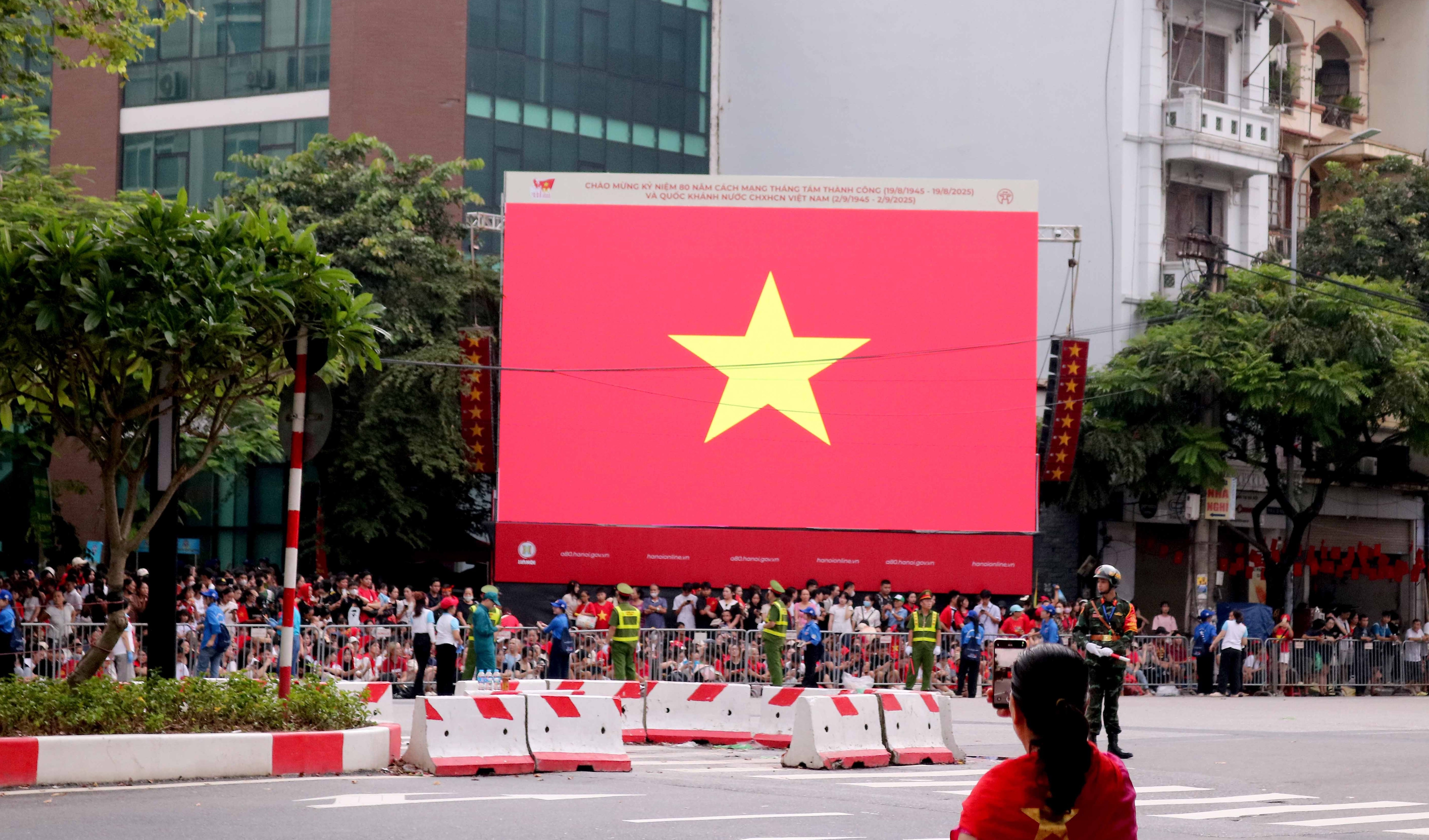 Hà Nội lắp đặt 20 màn hình LED cỡ lớn để phục vụ Nhân dân theo dõi Lễ kỷ niệm 80 năm Quốc khánh