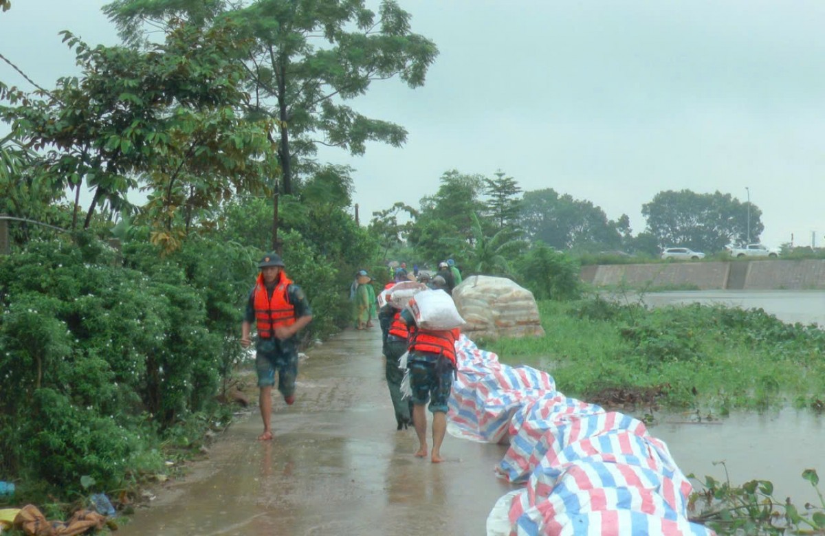 Phường Tùng Thiện huy động hàng trăm người tham gia chống lũ