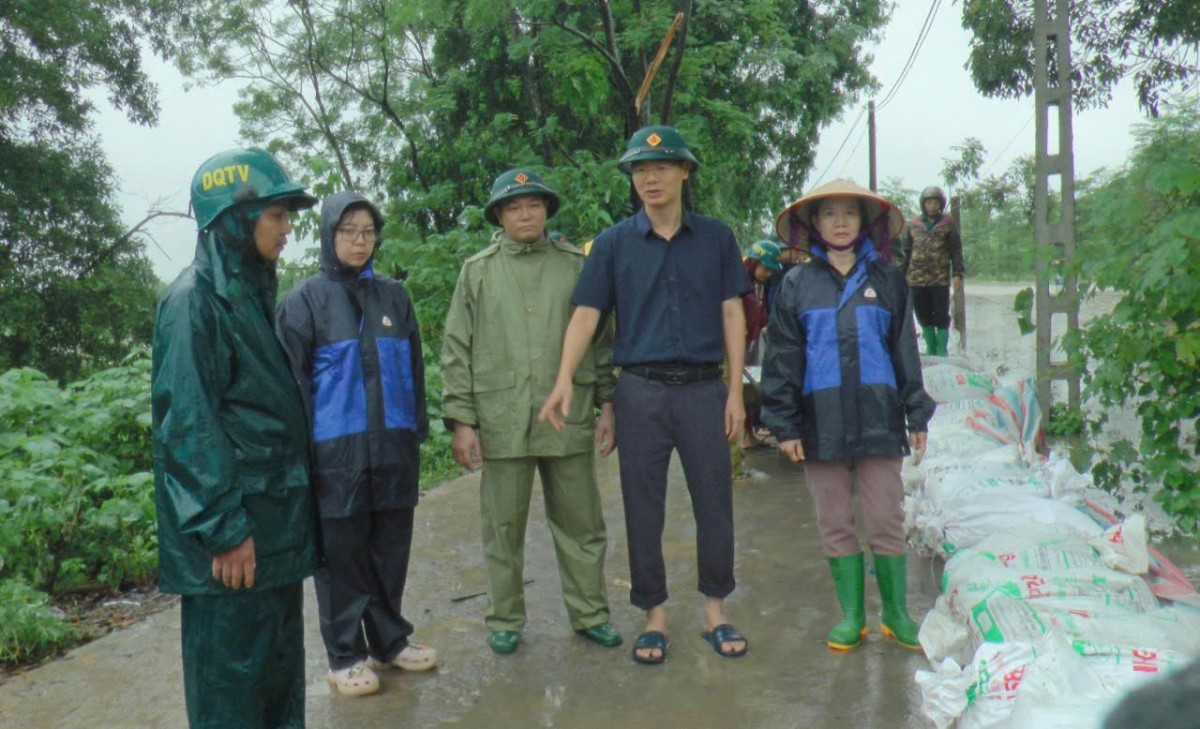 Phường Tùng Thiện huy động hàng trăm người tham gia chống lũ