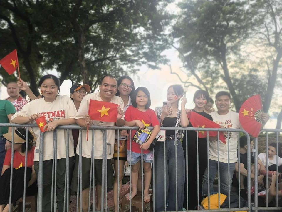 Live: Hàng vạn người dân, du khách xuống đường xem sơ duyệt diễu binh, diễu hành chuẩn bị cho Đại lễ 2/9