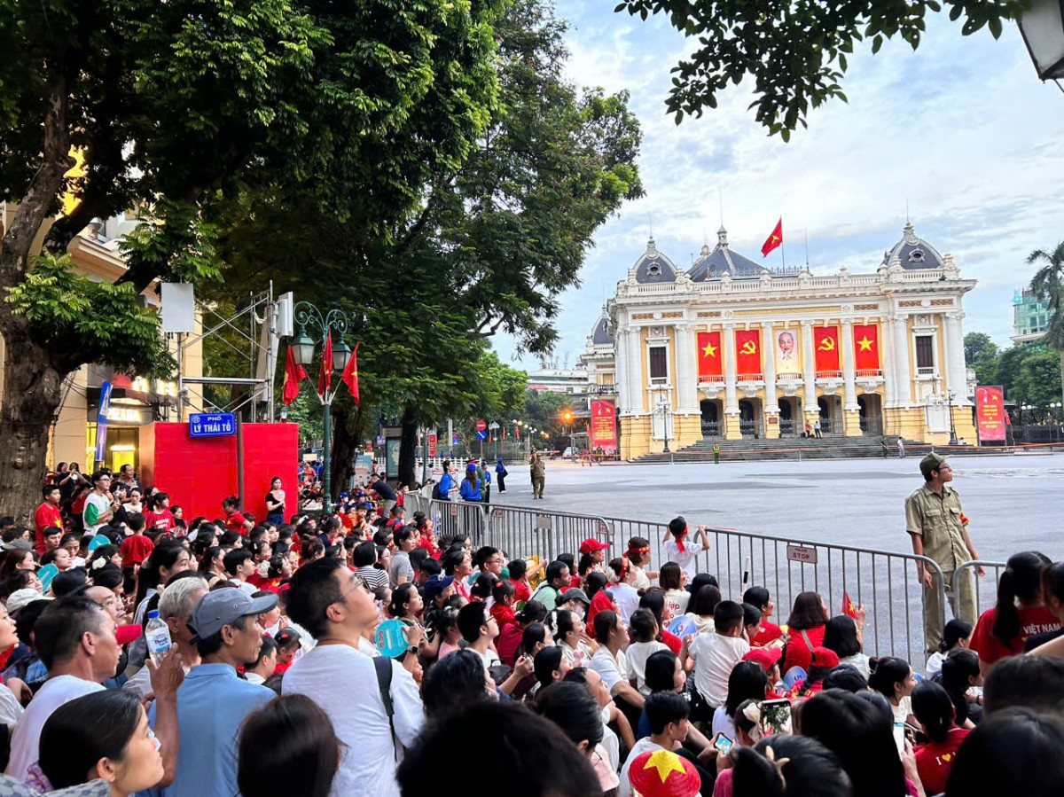 Live: Hàng vạn người dân, du khách xuống đường xem sơ duyệt diễu binh, diễu hành chuẩn bị cho Đại lễ 2/9