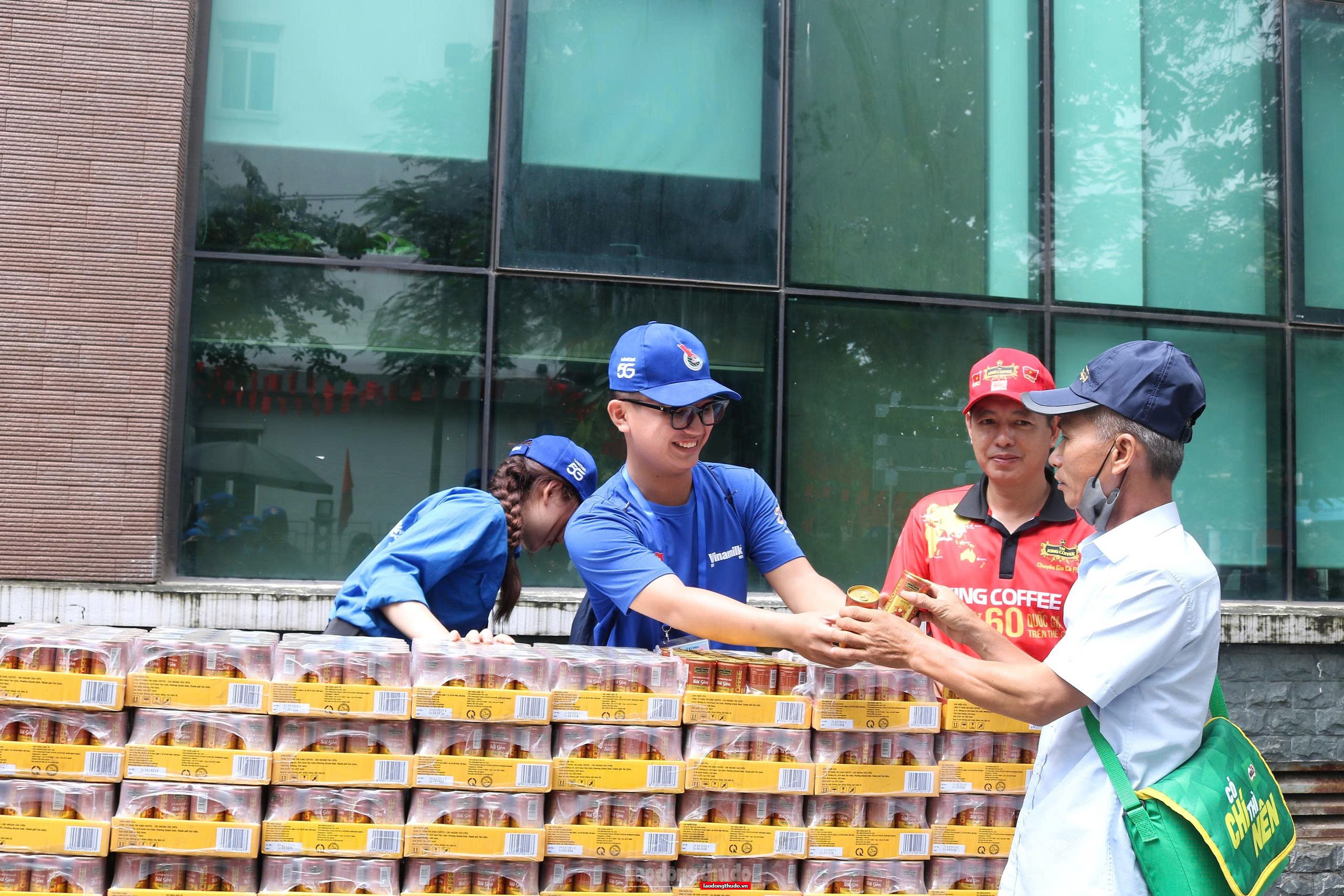 Thêm yêu đất nước từ hình ảnh người dân xếp hàng chờ xem sơ duyệt diễu binh, diễu hành