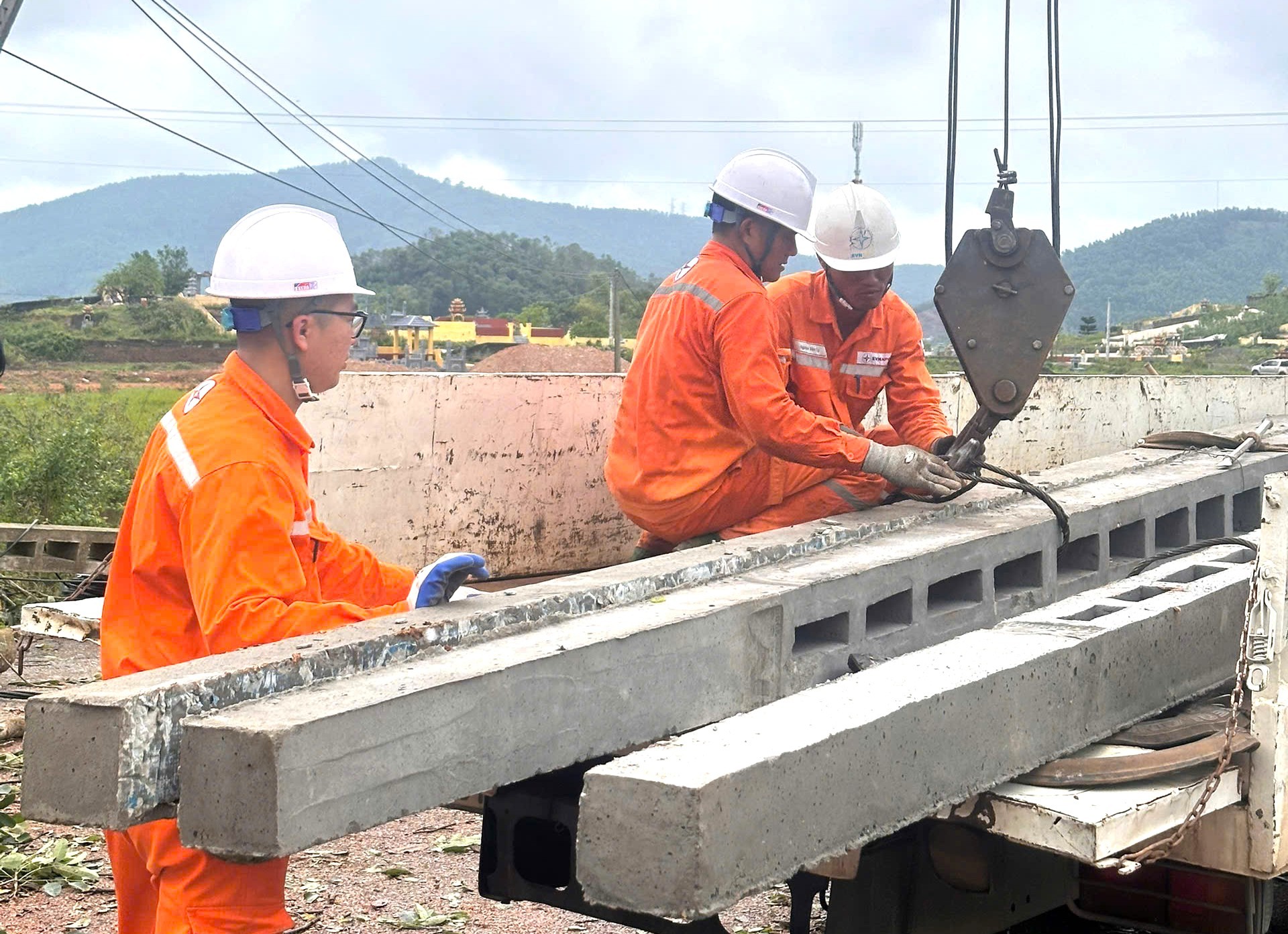 Xúc động hình ảnh công nhân các tỉnh, thành hỗ trợ Nghệ An khắc phục bão số 5