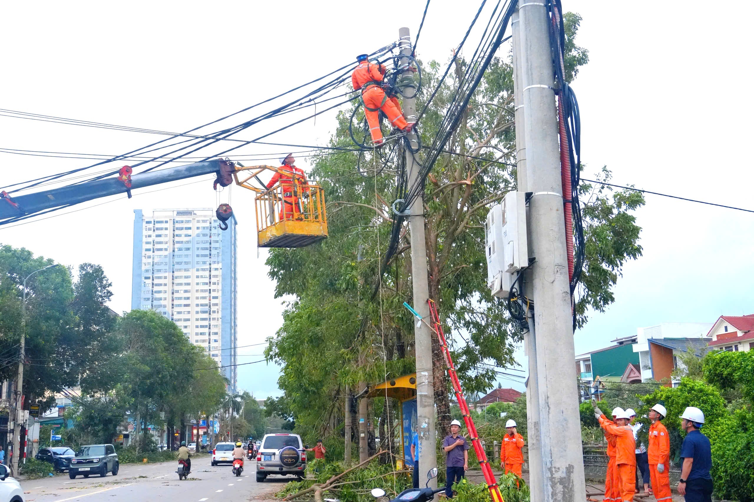 Xúc động hình ảnh công nhân các tỉnh, thành hỗ trợ Nghệ An khắc phục bão số 5
