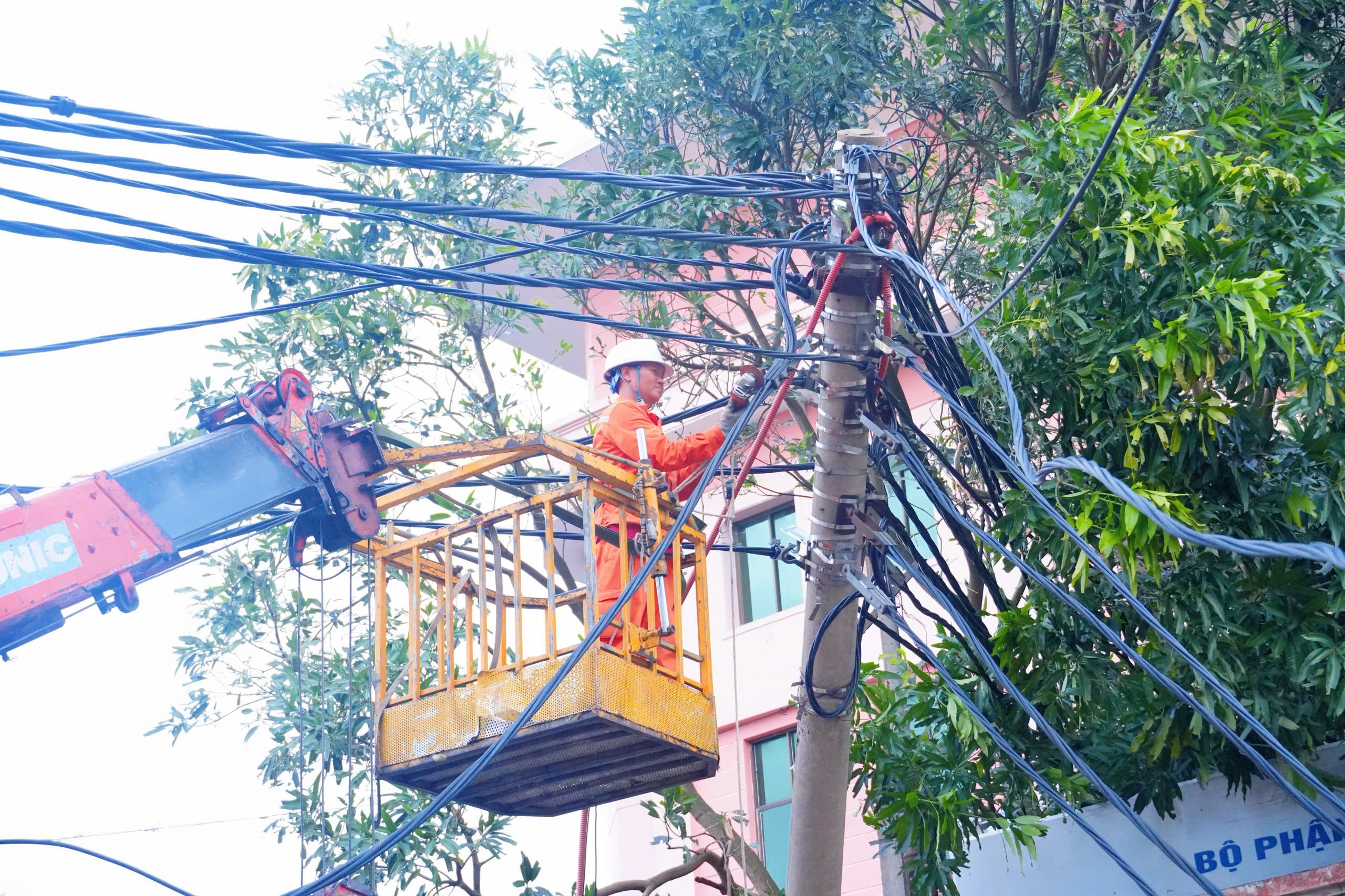 Xúc động hình ảnh công nhân các tỉnh, thành hỗ trợ Nghệ An khắc phục bão số 5