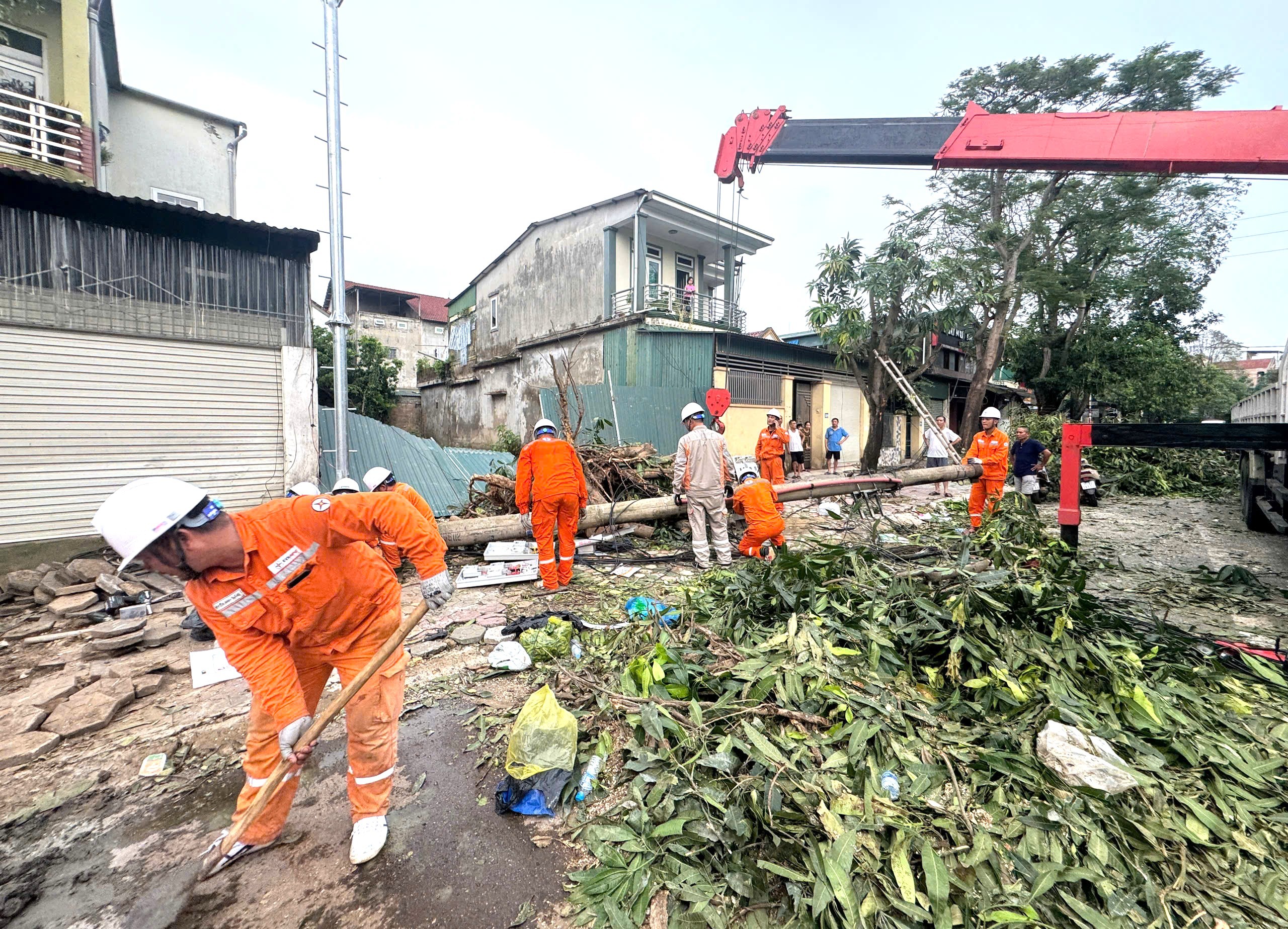 Xúc động hình ảnh công nhân các tỉnh, thành hỗ trợ Nghệ An khắc phục bão số 5