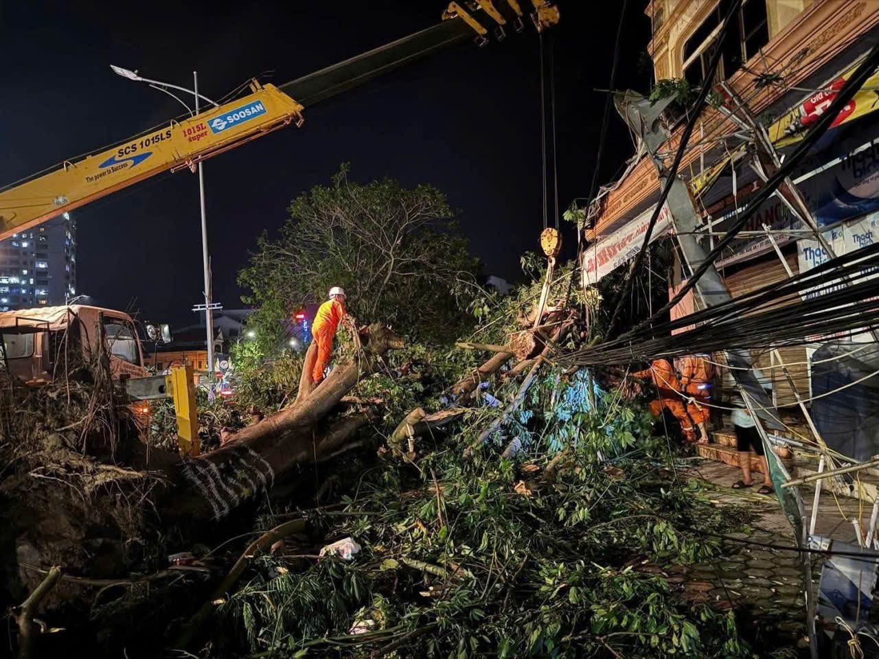 Xúc động hình ảnh công nhân các tỉnh, thành hỗ trợ Nghệ An khắc phục bão số 5