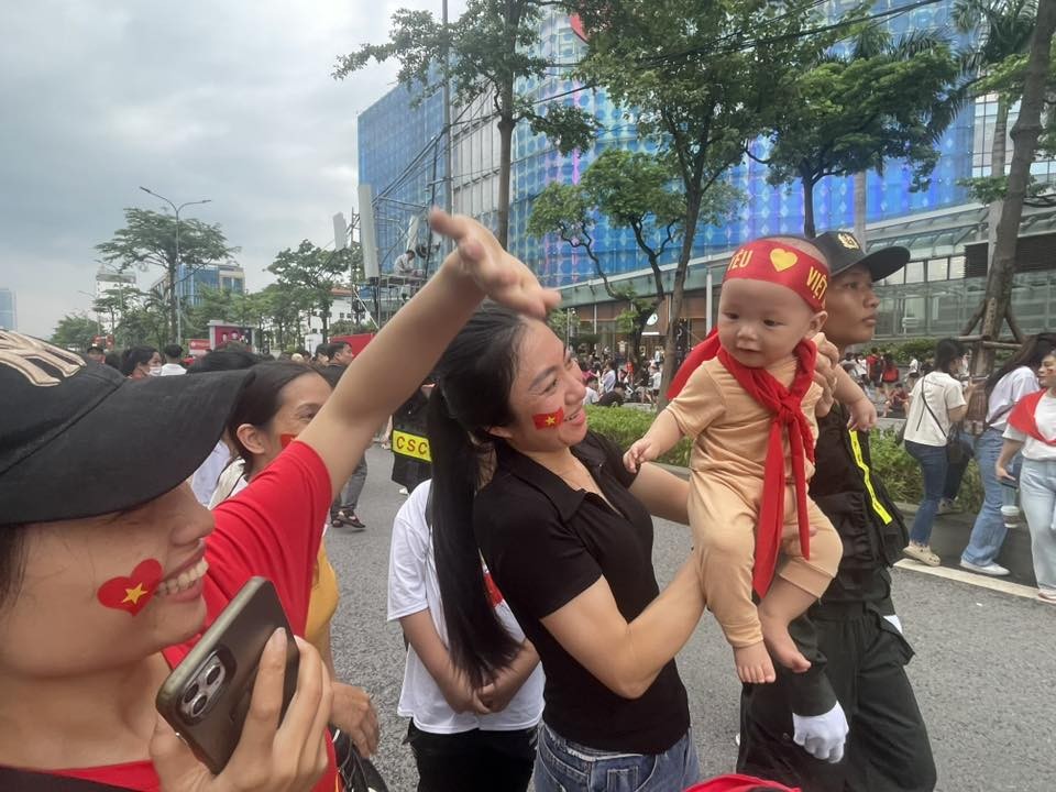 Live: Hàng vạn người dân, du khách xuống đường xem sơ duyệt diễu binh, diễu hành chuẩn bị cho Đại lễ 2/9