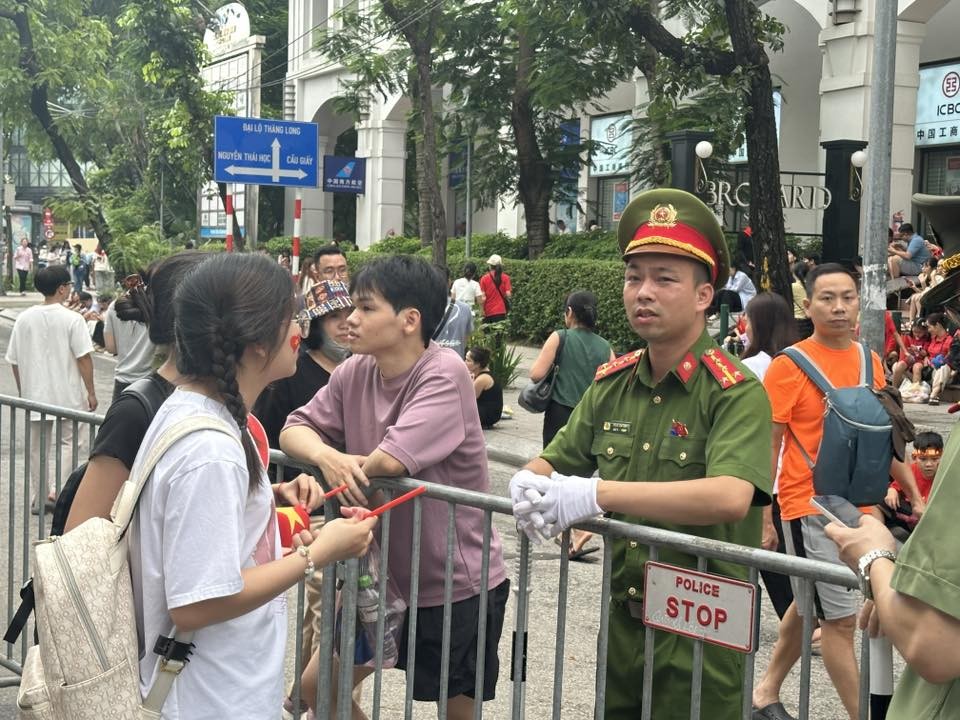 Live: Hàng vạn người dân, du khách xuống đường xem sơ duyệt diễu binh, diễu hành chuẩn bị cho Đại lễ 2/9