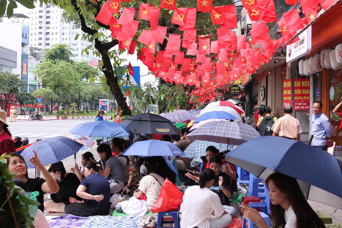 Live: Hàng vạn người dân, du khách xuống đường xem sơ duyệt diễu binh, diễu hành chuẩn bị cho Đại lễ 2/9