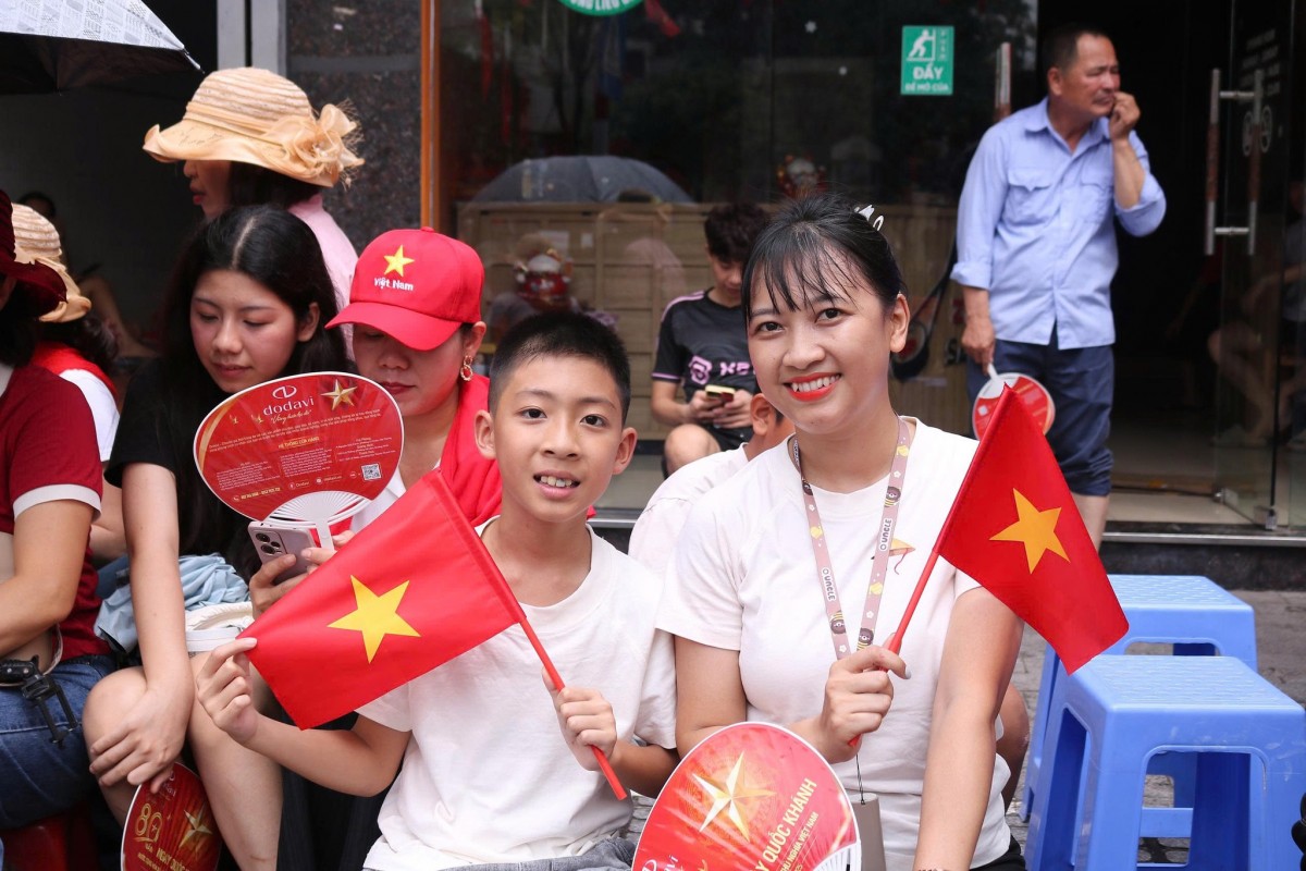 Live: Hàng vạn người dân, du khách xuống đường xem sơ duyệt diễu binh, diễu hành chuẩn bị cho Đại lễ 2/9