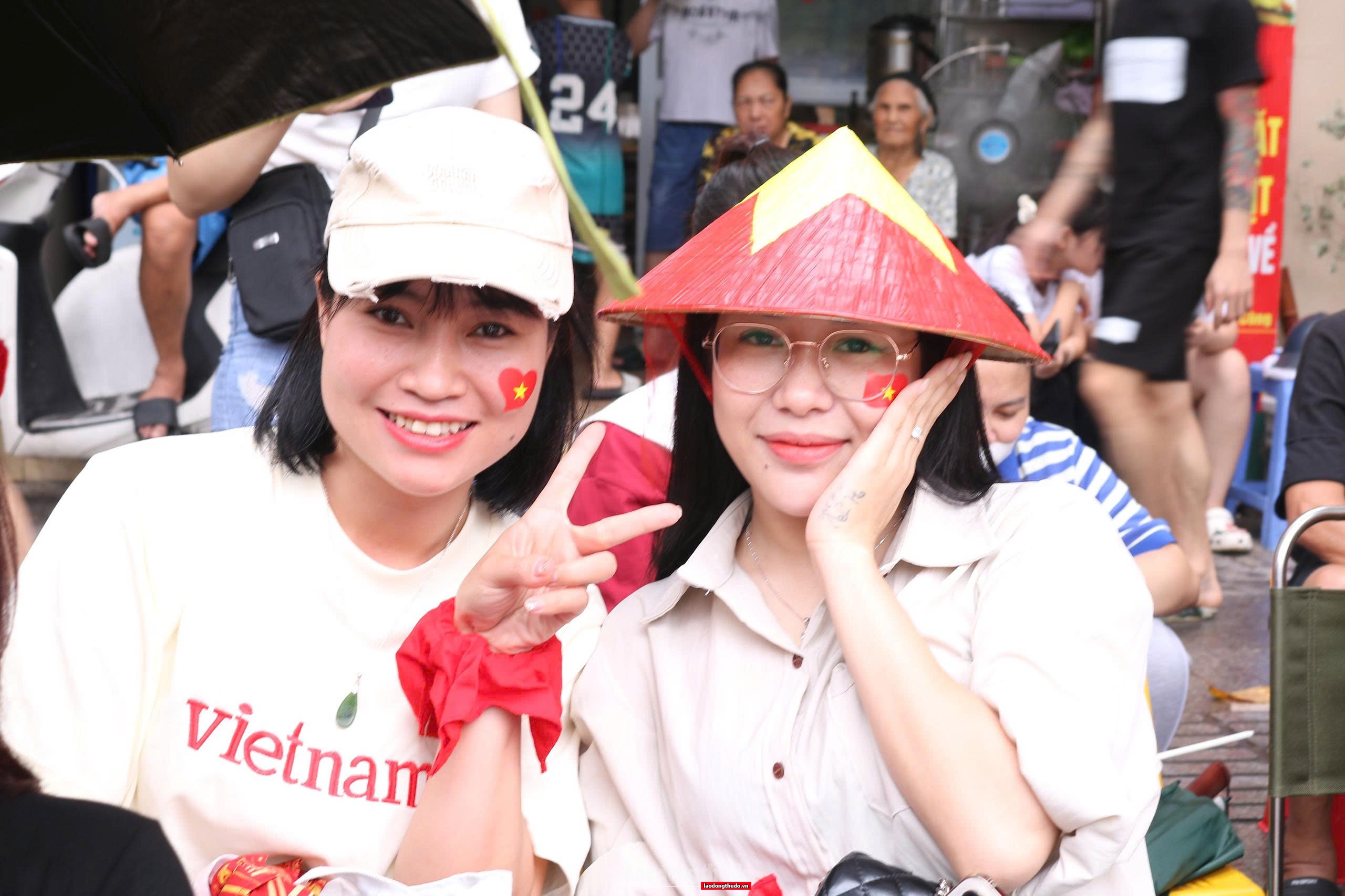 Thêm yêu đất nước từ hình ảnh người dân xếp hàng chờ xem sơ duyệt diễu binh, diễu hành