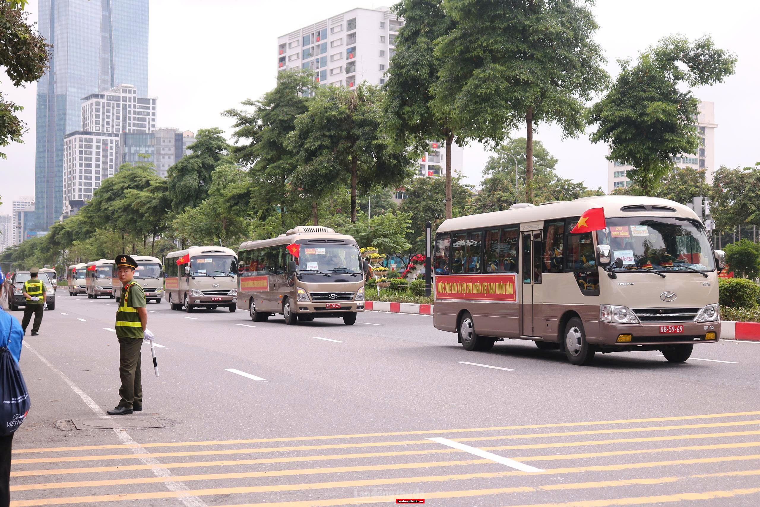Thêm yêu đất nước từ hình ảnh người dân xếp hàng chờ xem sơ duyệt diễu binh, diễu hành