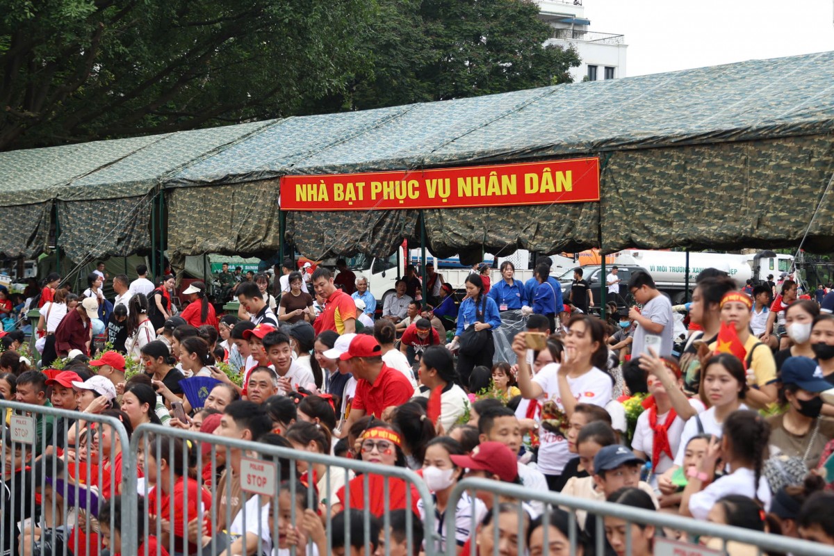 Live: Hàng vạn người dân, du khách xuống đường xem sơ duyệt diễu binh, diễu hành chuẩn bị cho Đại lễ 2/9