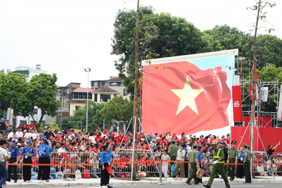 Live: Hàng vạn người dân, du khách xuống đường xem sơ duyệt diễu binh, diễu hành chuẩn bị cho Đại lễ 2/9