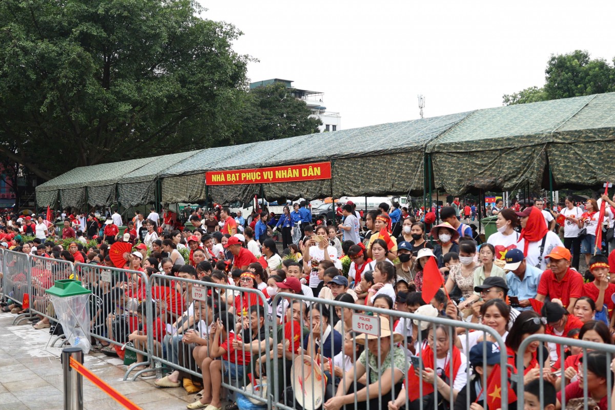 Live: Hàng vạn người dân, du khách xuống đường xem sơ duyệt diễu binh, diễu hành chuẩn bị cho Đại lễ 2/9