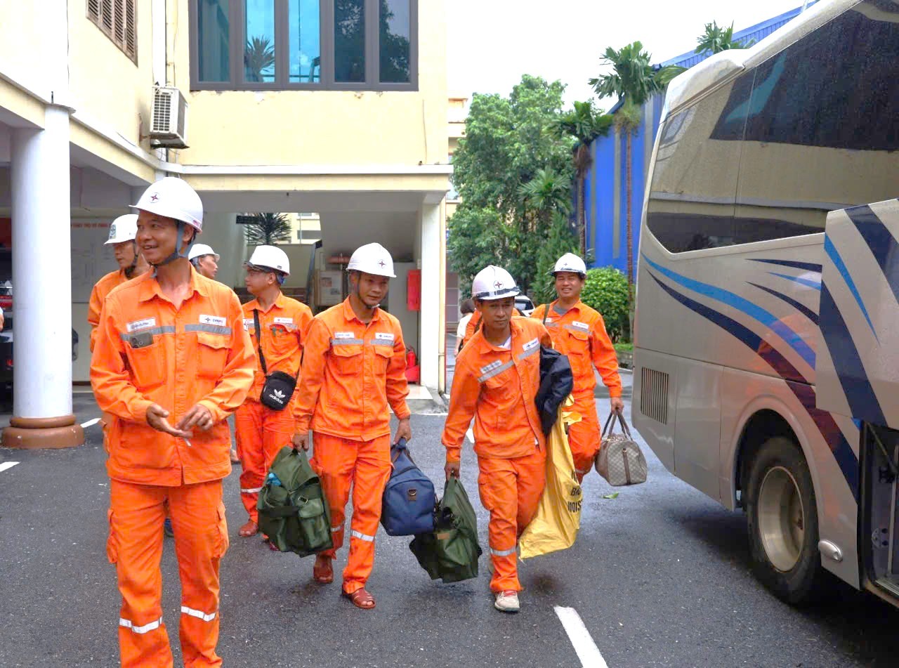 Xúc động hình ảnh công nhân các tỉnh, thành hỗ trợ Nghệ An khắc phục bão số 5