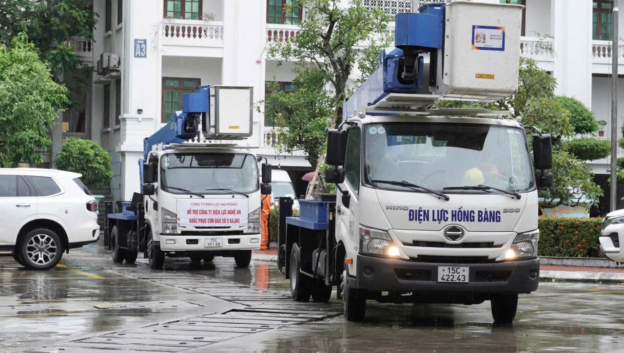 Xúc động hình ảnh công nhân các tỉnh, thành hỗ trợ Nghệ An khắc phục bão số 5