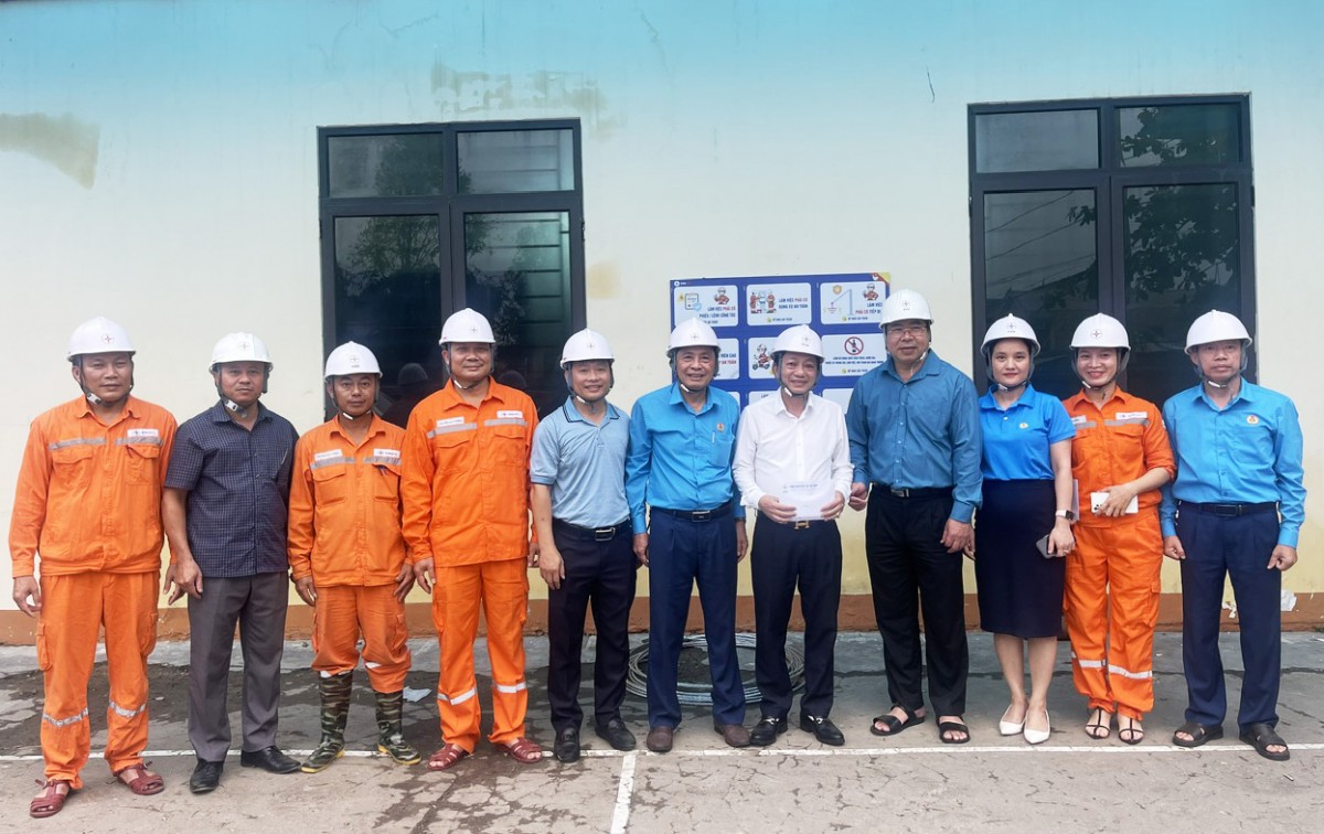 Công đoàn Điện lực Việt Nam tiếp sức người lao động sau bão số 5