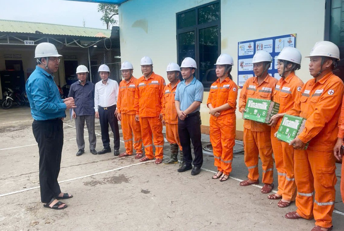 Công đoàn Điện lực Việt Nam tiếp sức người lao động sau bão số 5