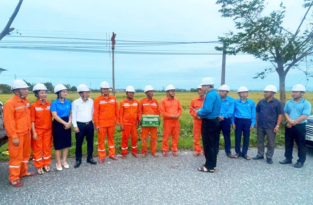 Công đoàn Điện lực Việt Nam tiếp sức người lao động sau bão số 5