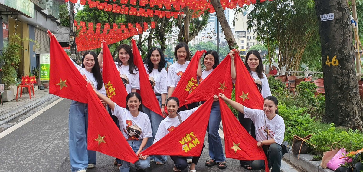 Hàng vạn người dân, du khách xuống đường xem sơ duyệt diễu binh, diễu hành chuẩn bị cho Đại lễ 2/9