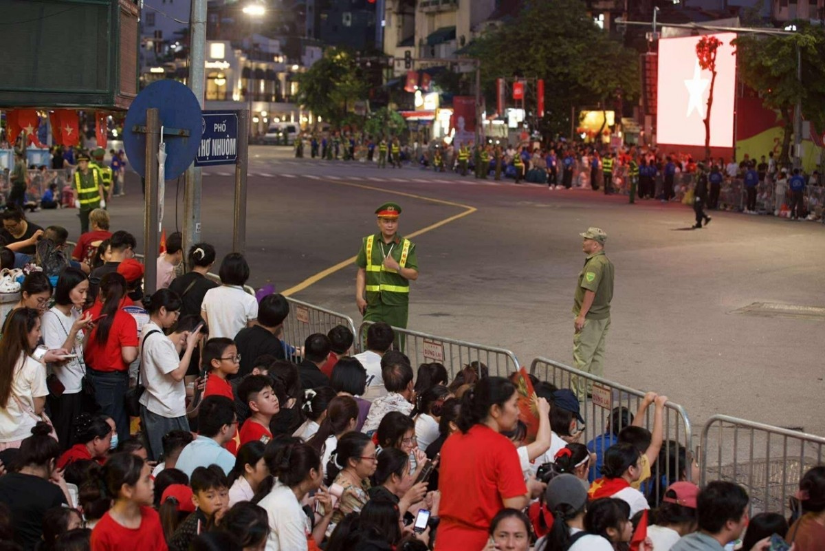 Hàng vạn người dân, du khách xuống đường xem sơ duyệt diễu binh, diễu hành chuẩn bị cho Đại lễ 2/9