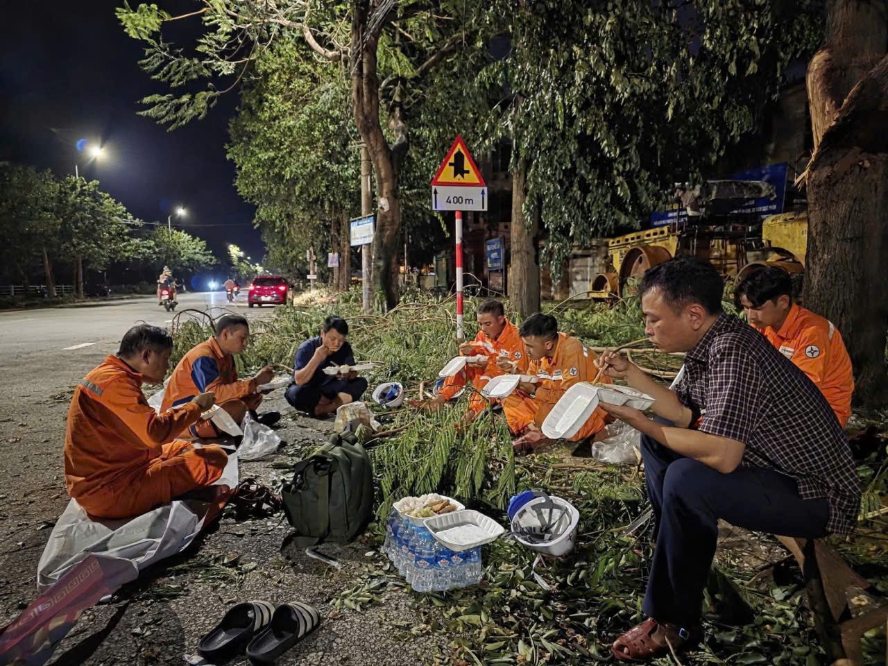 Xúc động hình ảnh công nhân các tỉnh, thành hỗ trợ Nghệ An khắc phục bão số 5
