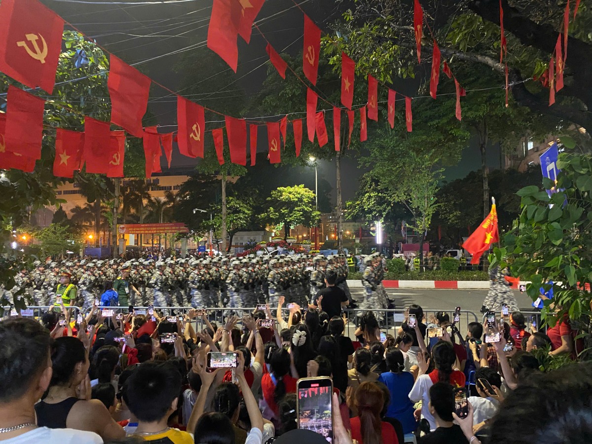 Hàng vạn người dân, du khách xuống đường xem sơ duyệt diễu binh, diễu hành chuẩn bị cho Đại lễ 2/9
