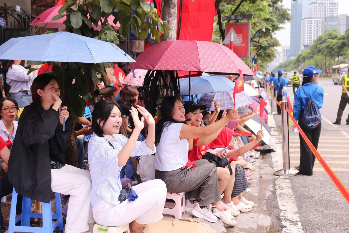 Hàng vạn người dân, du khách xuống đường xem sơ duyệt diễu binh, diễu hành chuẩn bị cho Đại lễ 2/9