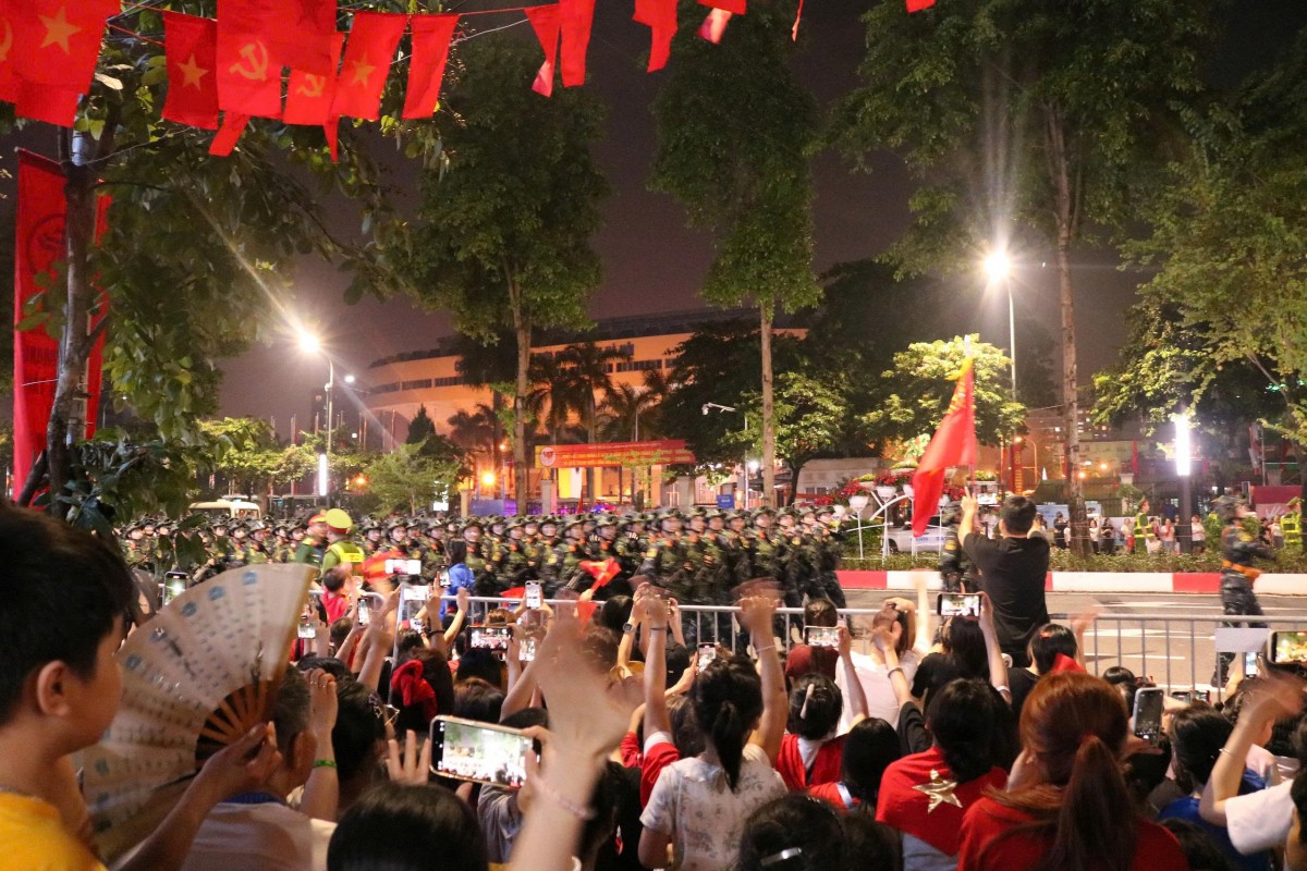 Hàng vạn người dân, du khách xuống đường xem sơ duyệt diễu binh, diễu hành chuẩn bị cho Đại lễ 2/9