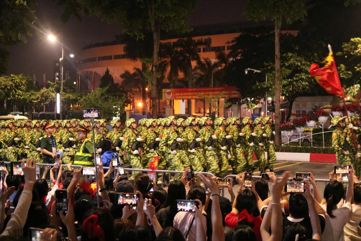 Hàng vạn người dân, du khách xuống đường xem sơ duyệt diễu binh, diễu hành chuẩn bị cho Đại lễ 2/9