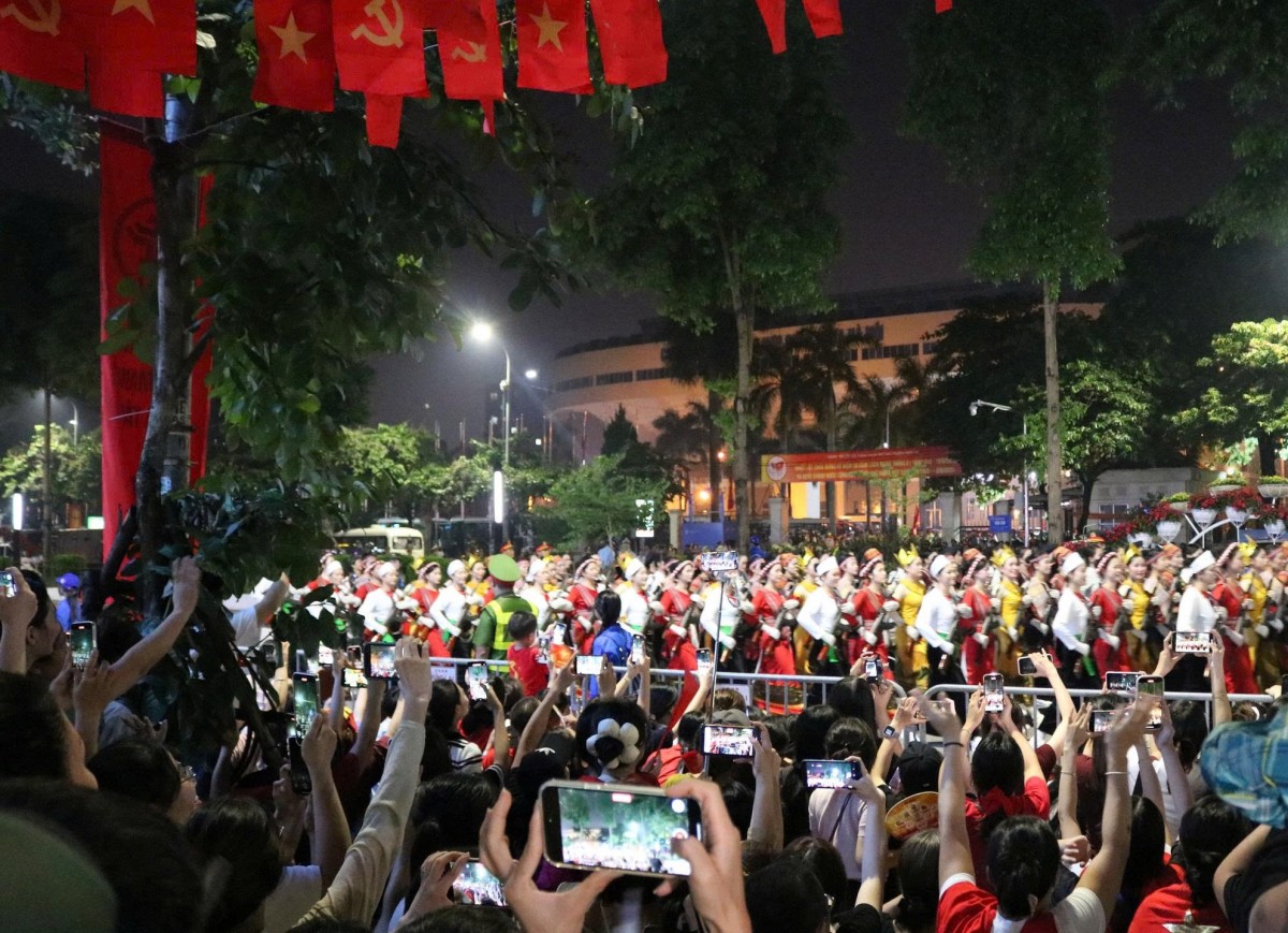 Hàng vạn người dân, du khách xuống đường xem sơ duyệt diễu binh, diễu hành chuẩn bị cho Đại lễ 2/9