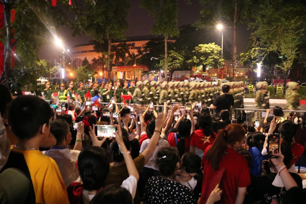 Hàng vạn người dân, du khách xuống đường xem sơ duyệt diễu binh, diễu hành chuẩn bị cho Đại lễ 2/9