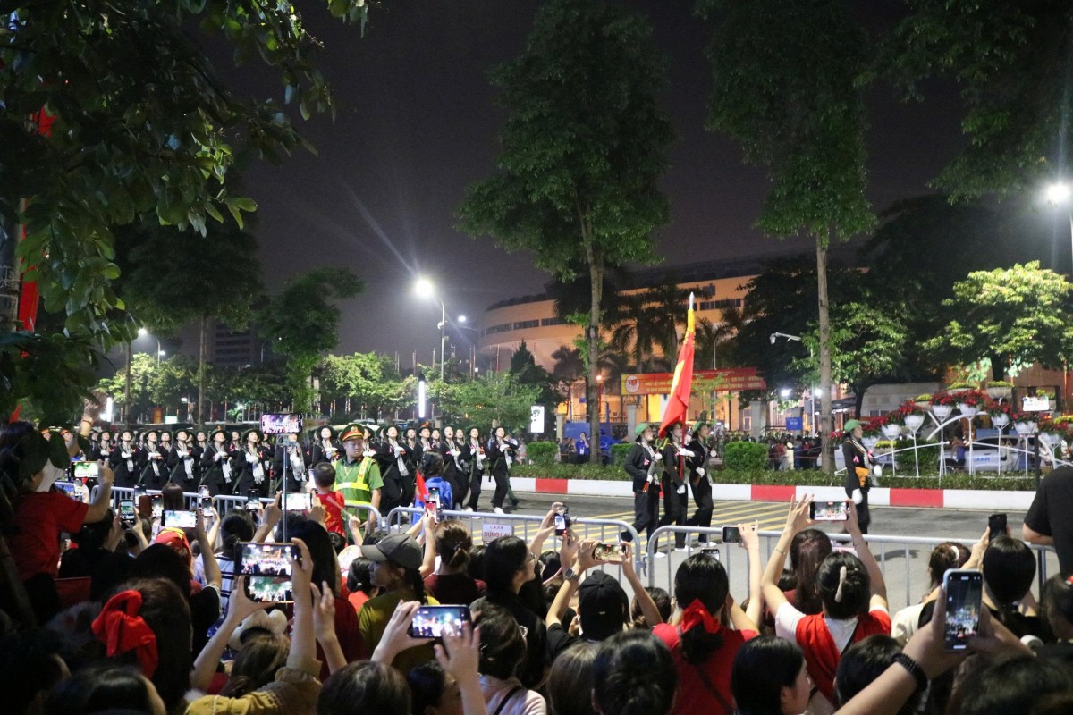 Hàng vạn người dân, du khách xuống đường xem sơ duyệt diễu binh, diễu hành chuẩn bị cho Đại lễ 2/9