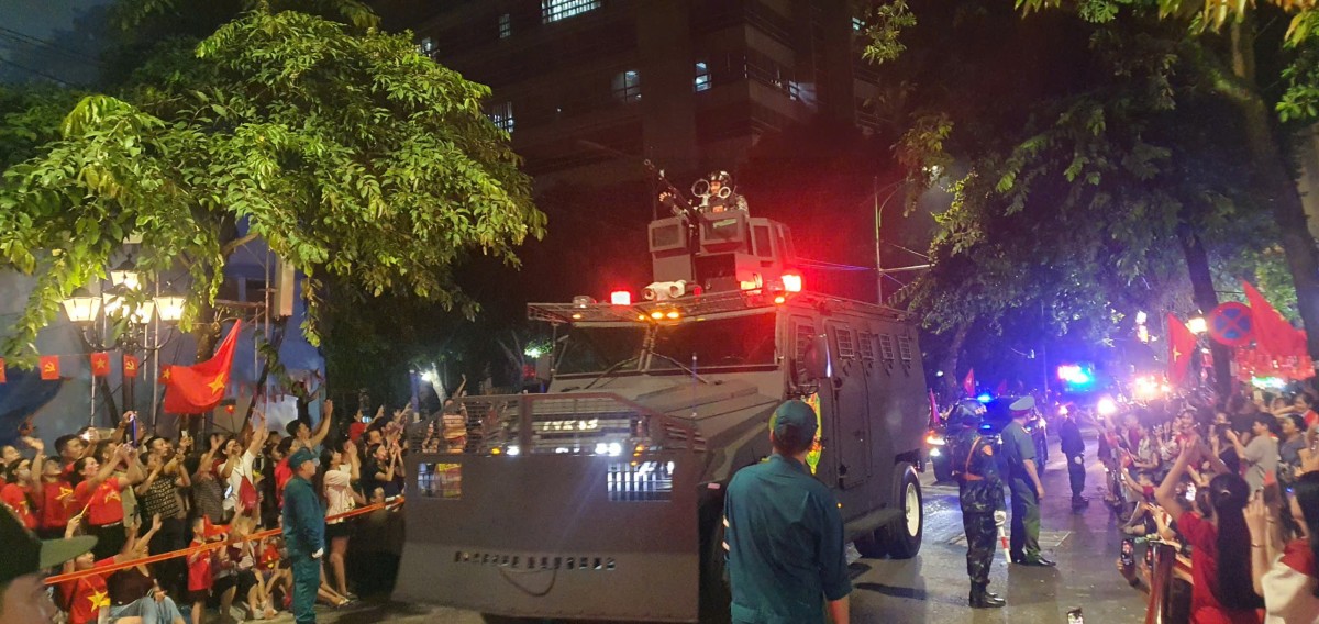 Hàng vạn người dân, du khách xuống đường xem sơ duyệt diễu binh, diễu hành chuẩn bị cho Đại lễ 2/9