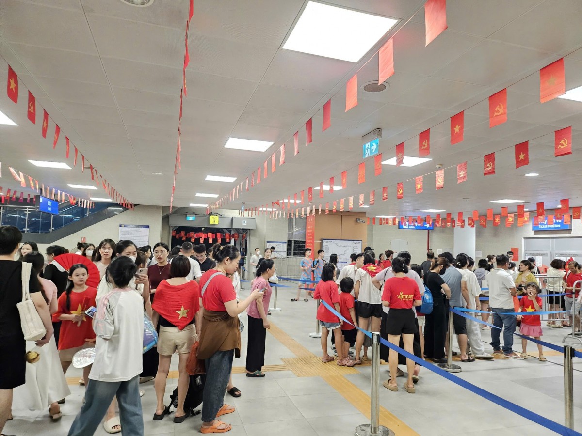 Tàu điện, xe buýt phát huy hiệu quả, nhanh chóng giải tỏa hành khách sau sơ duyệt A80