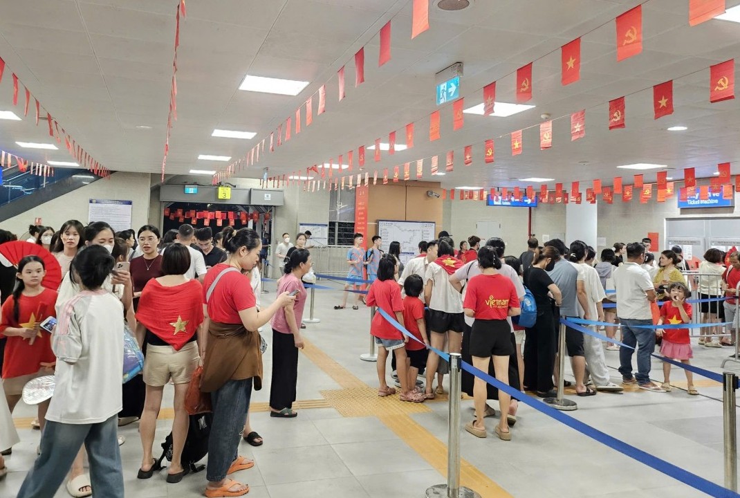 Tàu điện, xe buýt phát huy hiệu quả, nhanh chóng giải tỏa hành khách sau sơ duyệt A80