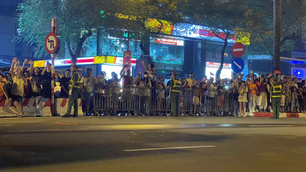 Hàng vạn người dân, du khách xuống đường xem sơ duyệt diễu binh, diễu hành chuẩn bị cho Đại lễ 2/9