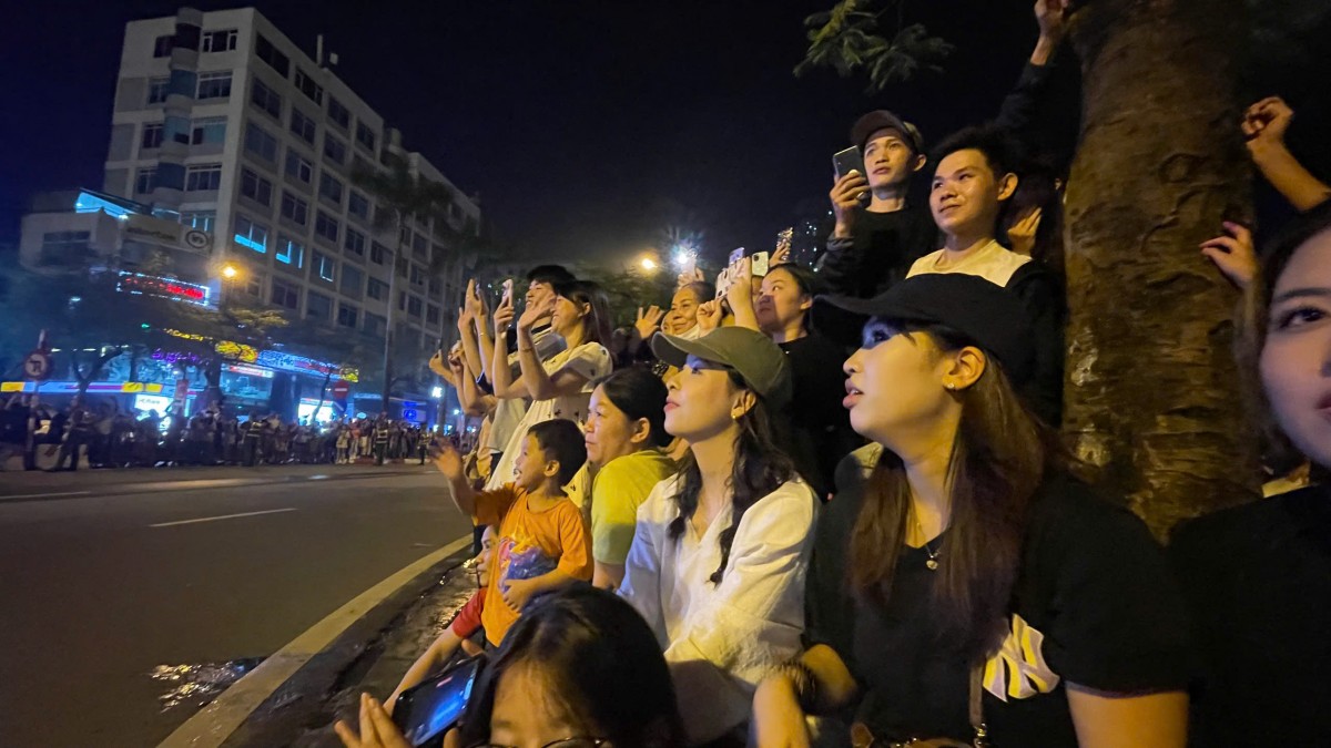 Hàng vạn người dân, du khách xuống đường xem sơ duyệt diễu binh, diễu hành chuẩn bị cho Đại lễ 2/9