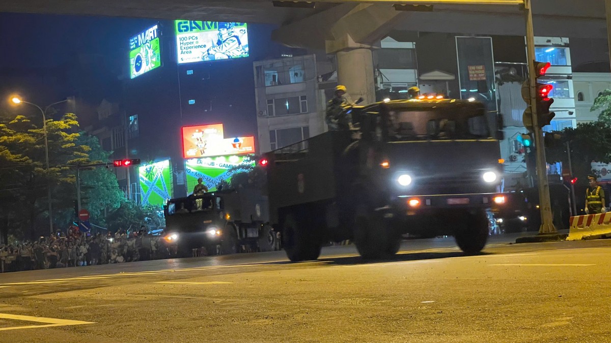 Hàng vạn người dân, du khách xuống đường xem sơ duyệt diễu binh, diễu hành chuẩn bị cho Đại lễ 2/9