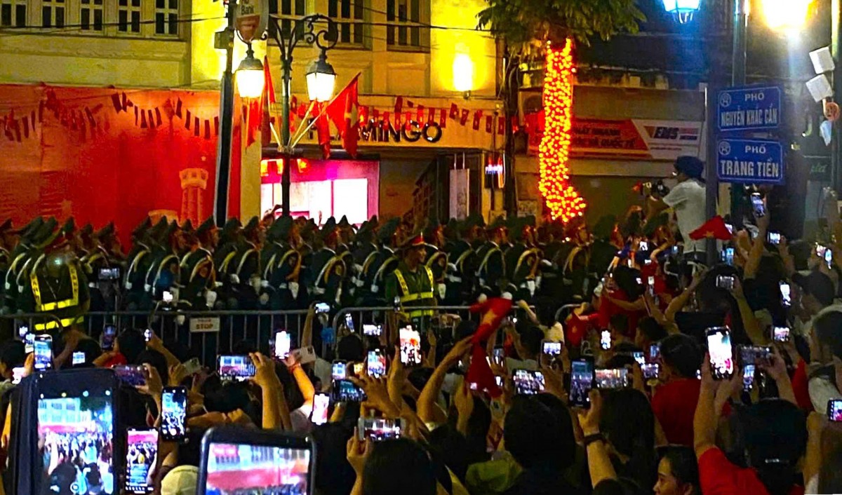 Hàng vạn người dân, du khách xuống đường xem sơ duyệt diễu binh, diễu hành chuẩn bị cho Đại lễ 2/9
