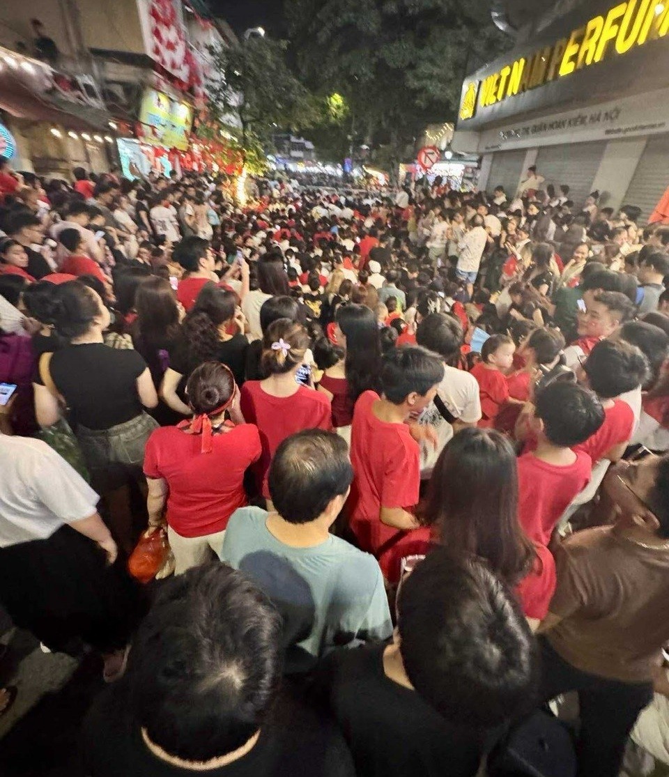 Hàng vạn người dân, du khách xuống đường xem sơ duyệt diễu binh, diễu hành chuẩn bị cho Đại lễ 2/9