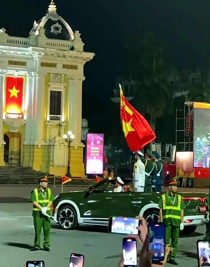 Hàng vạn người dân, du khách xuống đường xem sơ duyệt diễu binh, diễu hành chuẩn bị cho Đại lễ 2/9