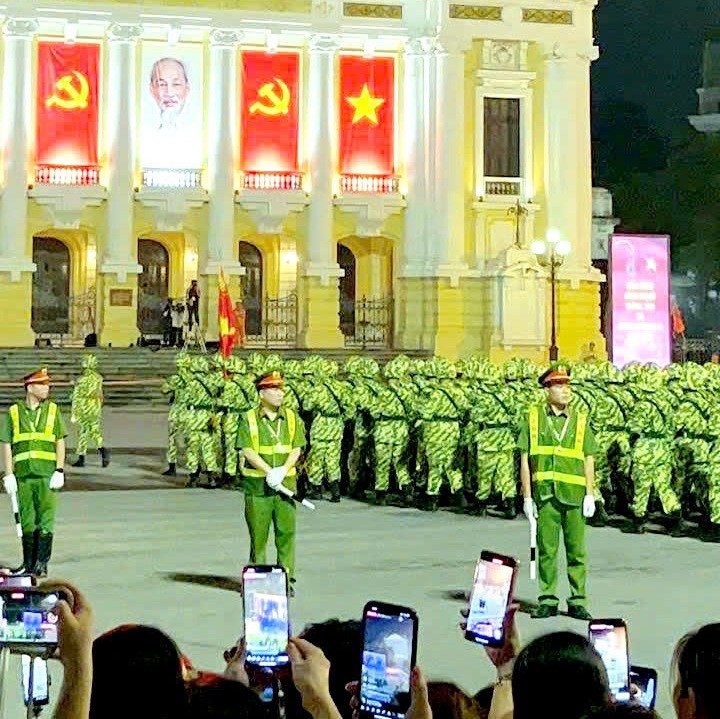 Hàng vạn người dân, du khách xuống đường xem sơ duyệt diễu binh, diễu hành chuẩn bị cho Đại lễ 2/9
