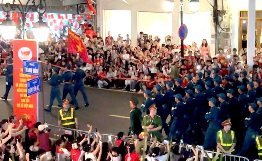 Hàng vạn người dân, du khách xuống đường xem sơ duyệt diễu binh, diễu hành chuẩn bị cho Đại lễ 2/9