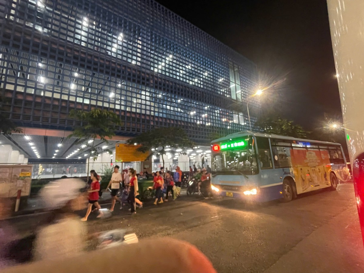 Tàu điện, xe buýt phát huy hiệu quả, nhanh chóng giải tỏa hành khách sau sơ duyệt A80